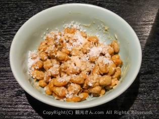 納豆に塩を入れる