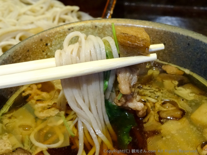 けんちん汁にそばをつけて食べる