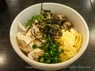 鶏飯の具材の盛り付け