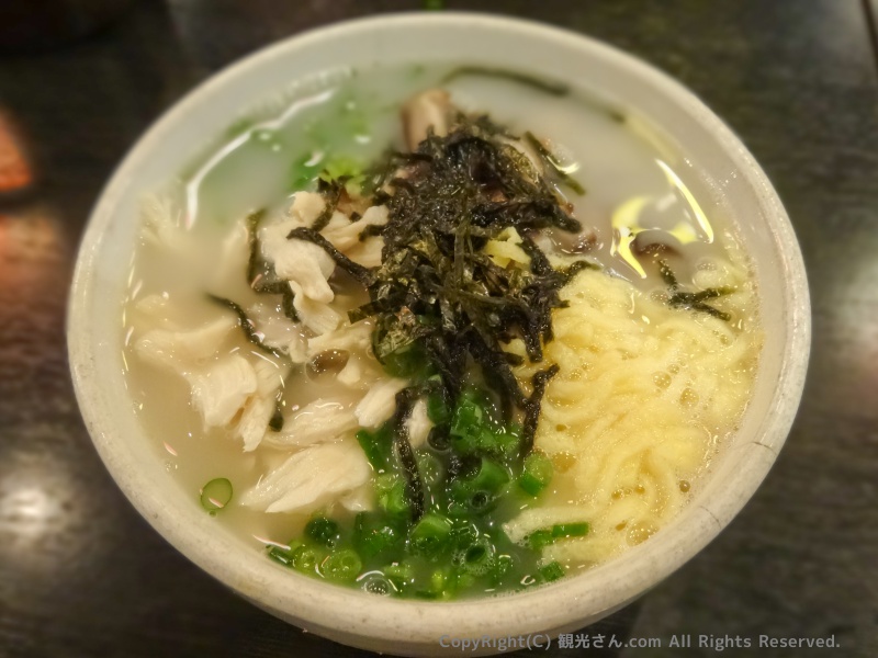 具材を盛り付けたご飯に、だし汁をかけて鶏飯の完成