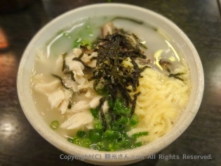 具材を盛り付けたご飯に、だし汁をかけて鶏飯の完成