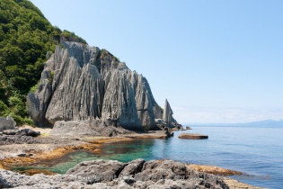鋭利な岩