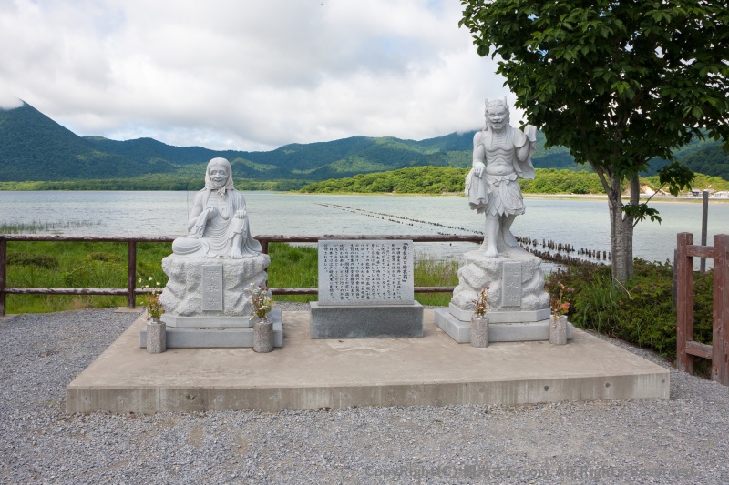 奪衣婆（だつえば）と懸衣翁（けんえおう）のモニュメント