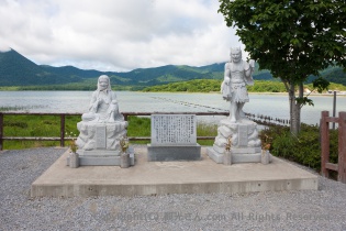 奪衣婆（だつえば）と懸衣翁（けんえおう）のモニュメント