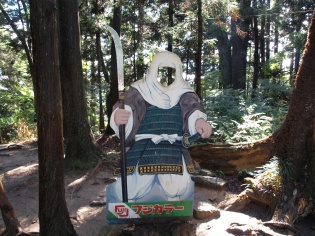 弁慶堂の前に