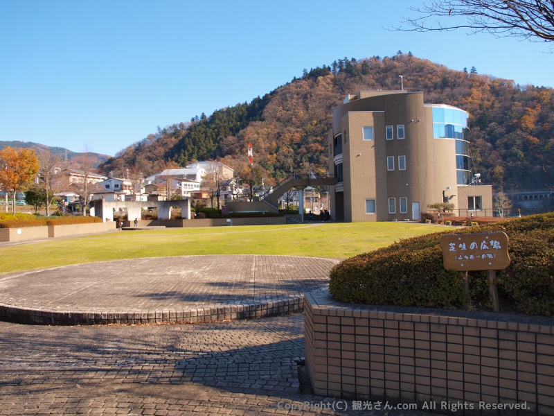 芝生広場と相模湖漕艇場