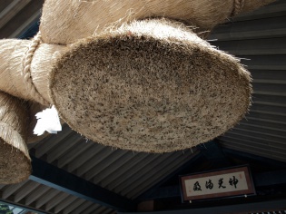 神楽殿のしめ縄２