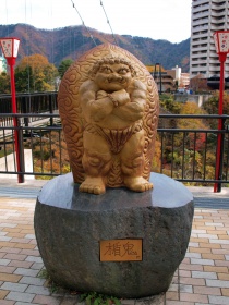 楯鬼の像