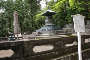 奥宮御宝塔（御墓所）