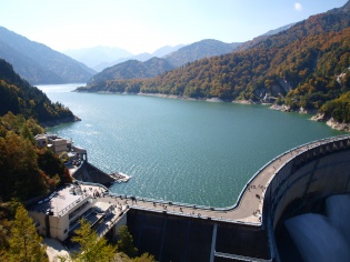 人口のダム湖、黒部湖